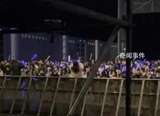 伍佰合肥演唱会观众大喊退票 有人称花上千元买票却看不到主屏幕