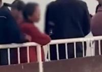 老太往兵马俑坑内吐痰扔烟头 处理结果以官方通报为准