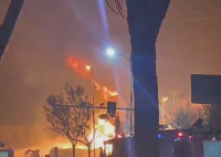 山东一油罐车爆炸 火光照亮半边天