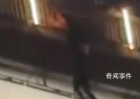 重庆女子坠桥 路人拍下全程