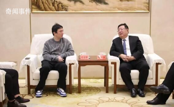 王思聪穿休闲服会见泰安市委领导
