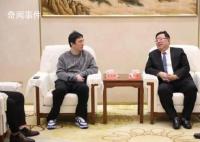 王思聪穿休闲服会见泰安市委领导