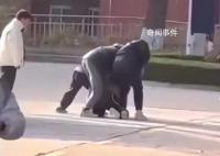 陕西高校男生捅伤一男一女 目前不清楚有无生命危险