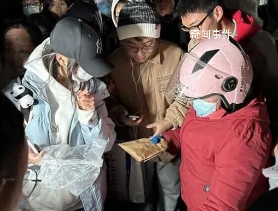 “鹅腿阿姨”主打的是人间烟火