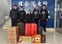 3人在小区狂踹20家房门偷酒水被抓 酒水价值一万七千余元