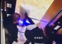 机器人准备进电梯被两男子踹倒 表现得十分嚣张