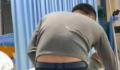 男子在抢救室抚摸父亲额头崩溃大哭 中年打工者为父奔袭千里