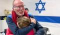 被哈马斯释放的以色列女孩 父亲：没人打她但她已习惯不发出声响