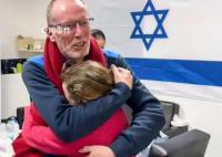 被哈马斯释放的以色列女孩 父亲：没人打她但她已习惯不发出声响