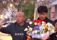 富豪听说儿子住宾馆掉泪:家里房好多
