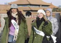 外国游客齐穿军大衣打卡天坛