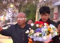 亿万富豪与丢失25年的儿子相拥哭泣