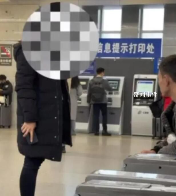 男子未扫码坐火车站按摩椅被驱赶 扫不起就不要坐