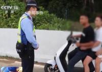 游客扎堆在网红公路拍照 别拿生命换照片