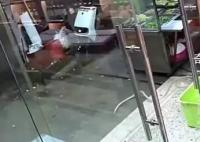 烟酒店玻璃太干净 顾客接连撞上去