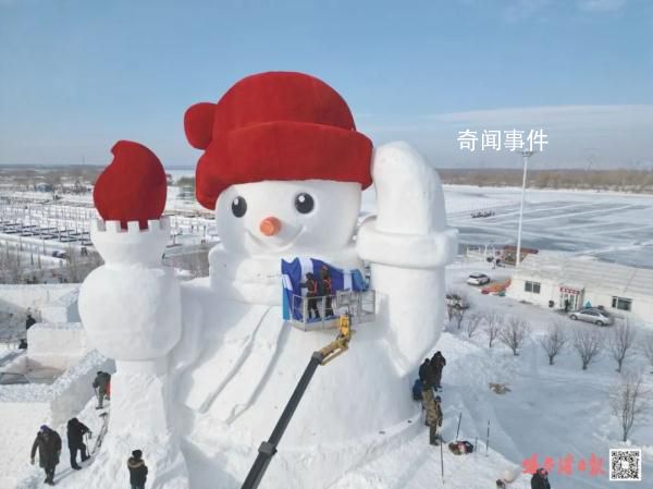 哈尔滨迎来今冬首个大雪人 一个巨型大雪人已初现俏模样