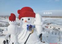 哈尔滨迎来今冬首个大雪人 一个巨型大雪人已初现俏模样