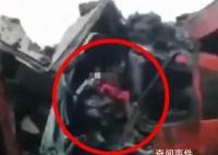 贵州一中巴被两货车夹击面目全非 具体伤亡情况不便透露