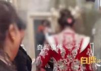 新娘夫妻对拜时被一女子用力按头 这是当地的一种习俗
