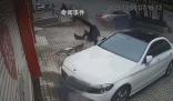 深圳街头奔驰跑车失控撞飞路人 引发关注