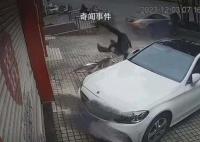 深圳街头奔驰跑车失控撞飞路人 引发关注