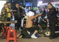 男子当街骑坐老人大喊让其下跪 觉得老人打电话的声音太大了