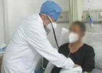 男子每天抽10包烟 双肺千疮百孔