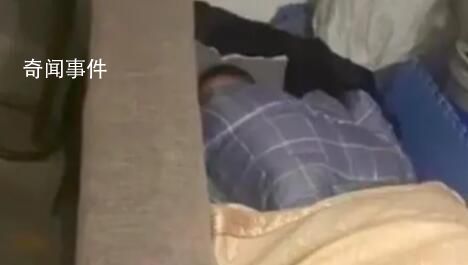 网传男孩遭亲爸后妈虐待睡楼道