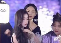 杨天真把易梦玲全挡住了 易梦玲肉眼可见的尴尬