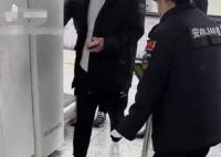 地铁安检员对着空气安检?将整改