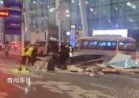 汽车失控撞机场岗亭 警方通报