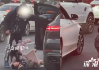 疑夫妻吵架男子将老婆孩子拖出车外