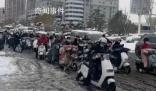 河南市民骑电动车在雪地里艰难前行 给这些为了生活而努力奔波的陌生人点赞