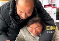 67岁老人握妻子手买人生第一套房