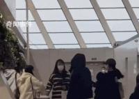多名女子机场向男歌手泼水被行拘 两名未成年作出拘留五日的处罚