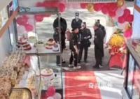 蛋糕店开业门口摆花篮被罚200元 官方：可以向城管部门提前报备申请