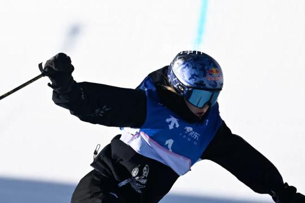 谷爱凌带伤夺冠 此前在奥地利雪场训练期间她肩膀受伤