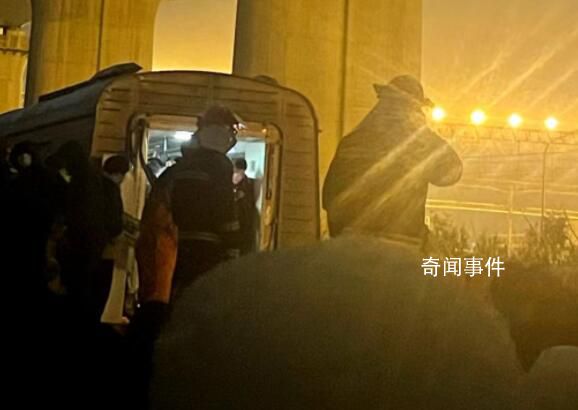 实拍受损地铁:两节车厢被挤压