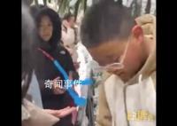 小孩哥夹雪熊哄大学生忙成流水线