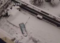 郑州女生推窗看暴雪 窗户掉下楼
