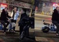 缩骨功?男子钻进20厘米门缝偷东西