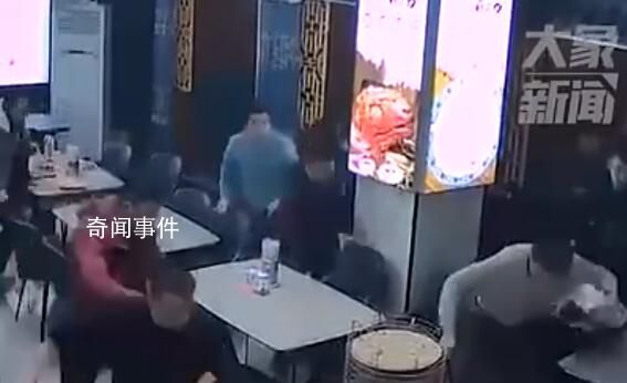 地震发生瞬间食客们迅速逃离 震感十分强烈