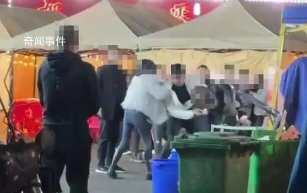 重庆一夜市多人打架 警方已介入