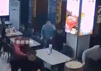 地震发生瞬间食客们迅速逃离 震感十分强烈