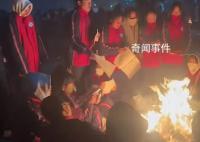 震中师生点燃书本树枝烤火取暖 以温暖与希望抵抗寒冷与恐惧
