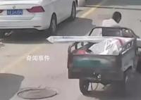 男子骑车接电话撞死老人后崩溃大喊 目前男子已被起诉