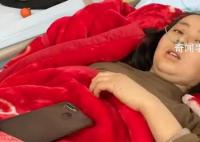 墙塌瞬间妈妈用身体护住两个孩子