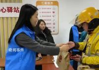 严寒中作业 他们收到这些温暖