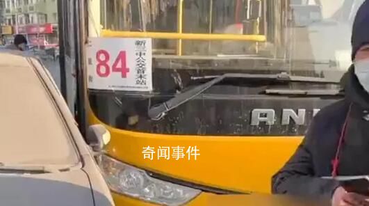 公交司机被乘客打头致车辆失控 当地警方还在进一步调查处理中