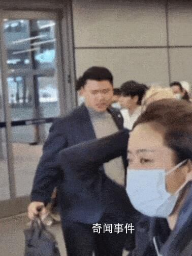 韩国艺人保镖推倒中国粉丝 简直比看门狗还横